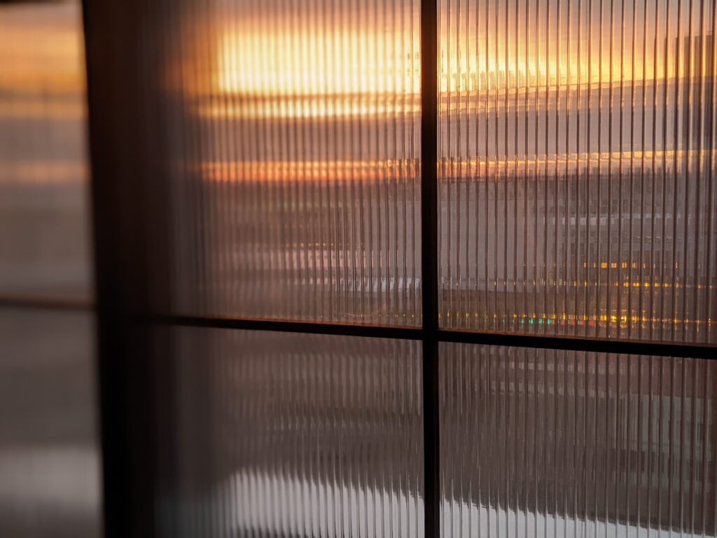 写真は窓に映り込む朝日の様子